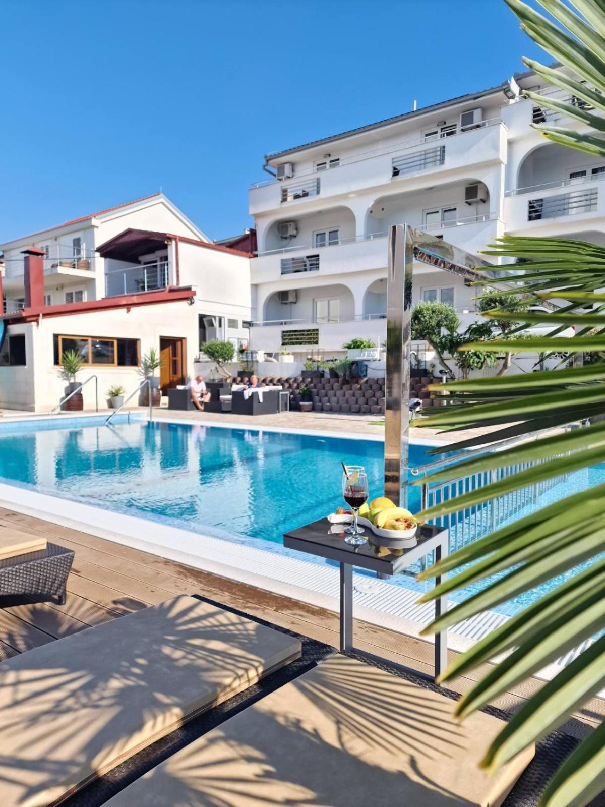 Apartments Silva With A View Of Sea โตรกีร์ ภายนอก รูปภาพ