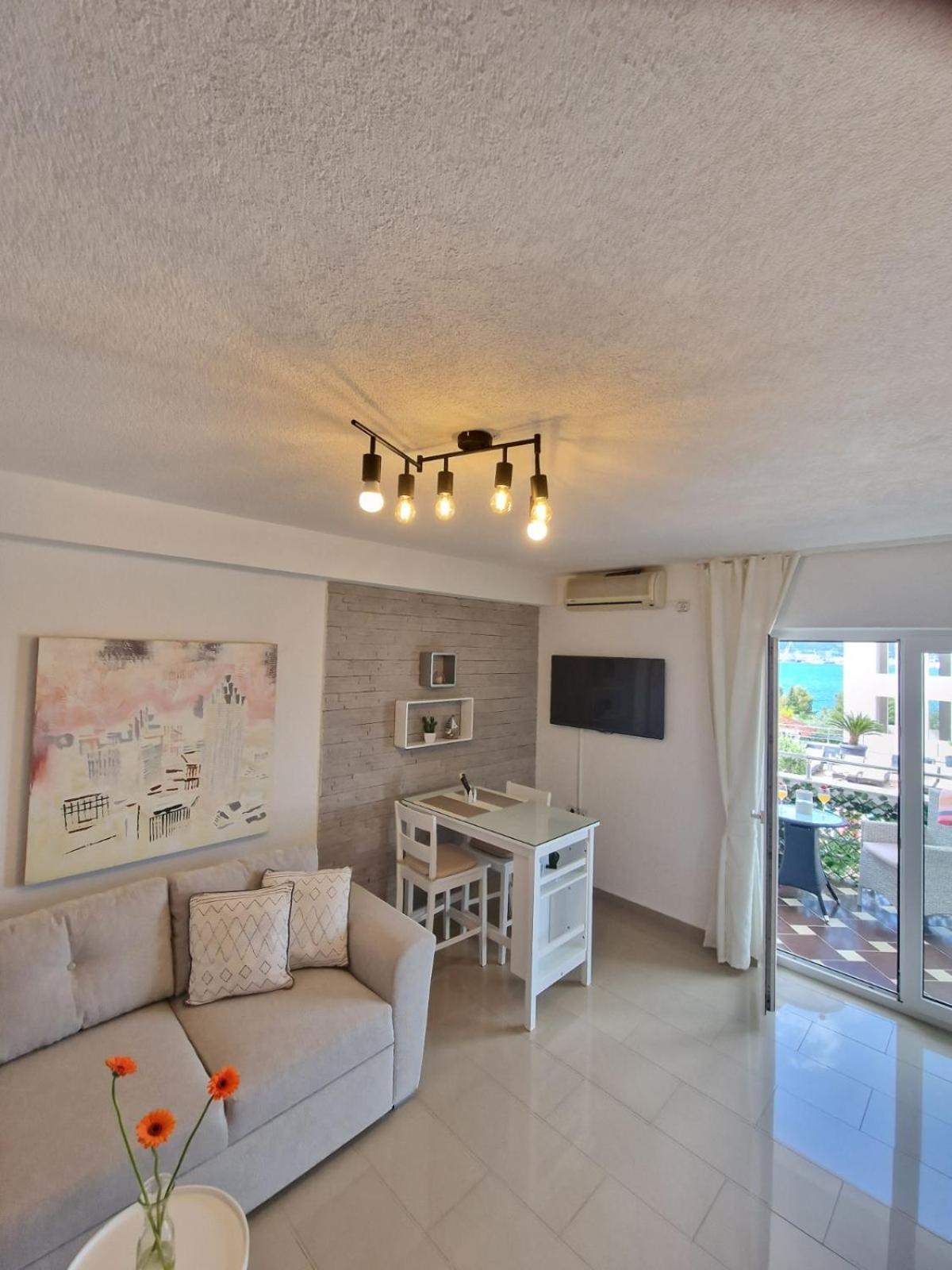 Apartments Silva With A View Of Sea โตรกีร์ ภายนอก รูปภาพ