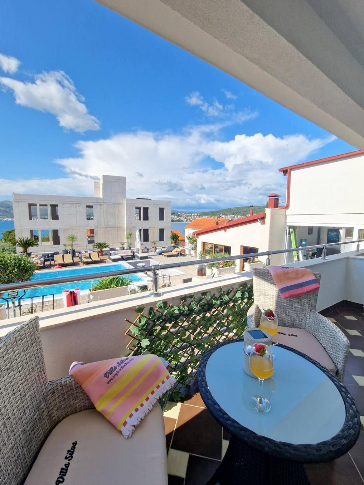 Apartments Silva With A View Of Sea โตรกีร์ ภายนอก รูปภาพ