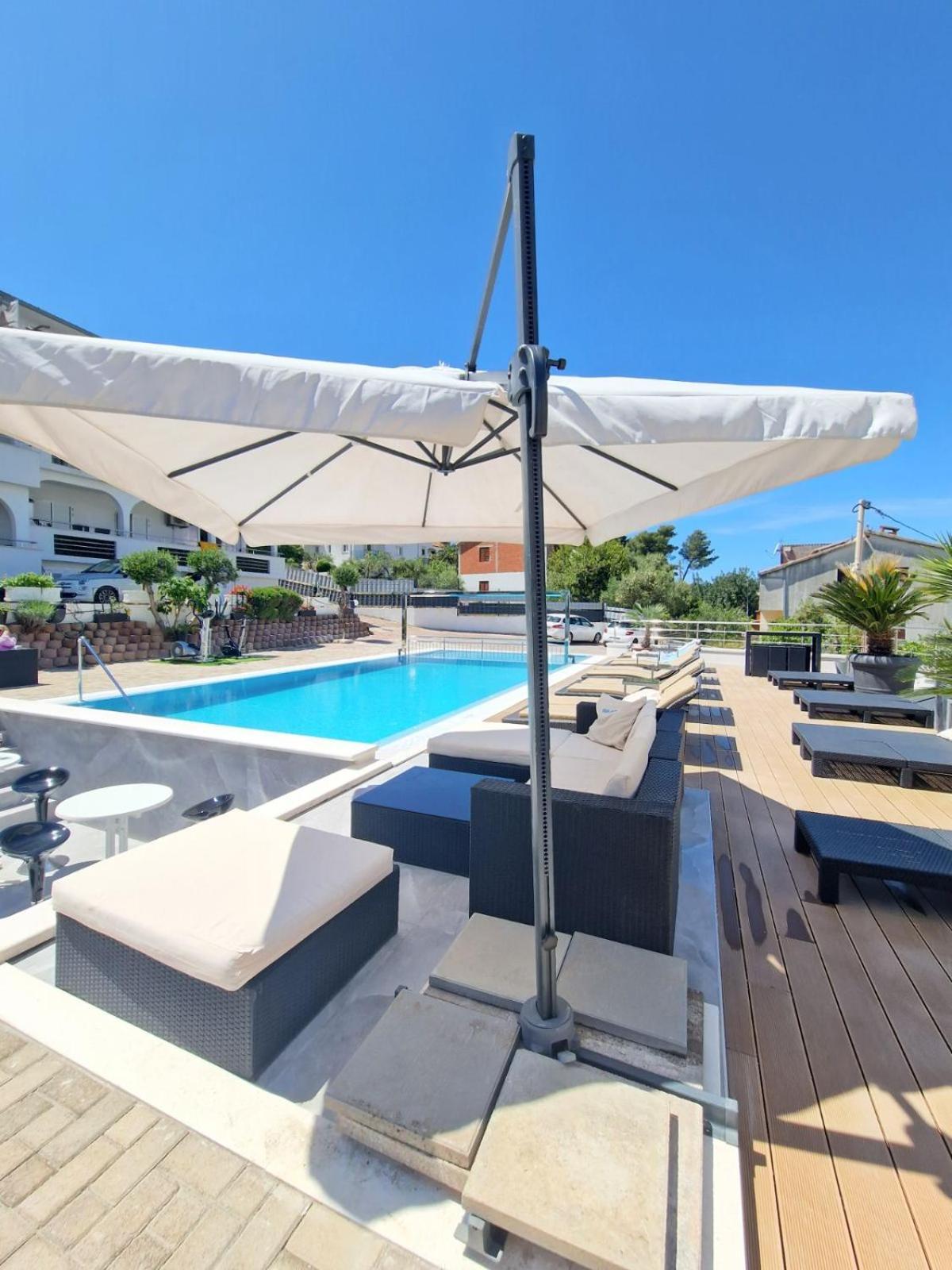 Apartments Silva With A View Of Sea โตรกีร์ ภายนอก รูปภาพ