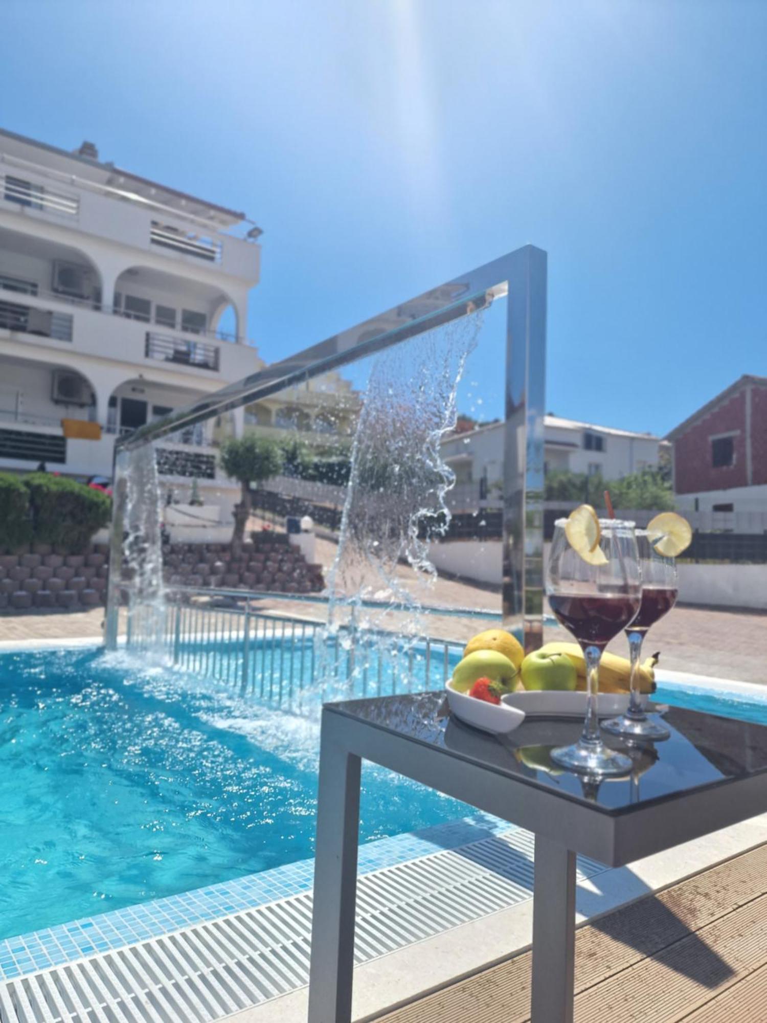 Apartments Silva With A View Of Sea โตรกีร์ ภายนอก รูปภาพ