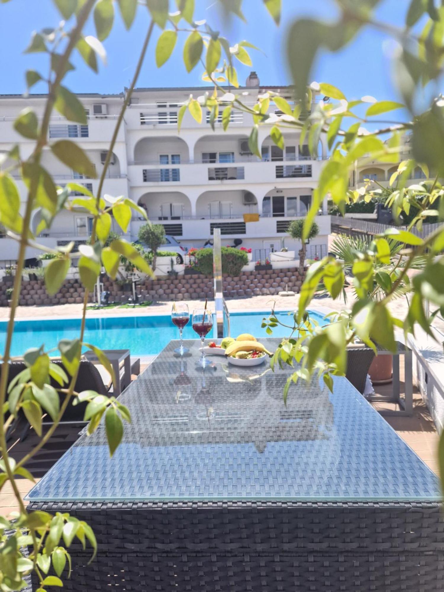 Apartments Silva With A View Of Sea โตรกีร์ ภายนอก รูปภาพ