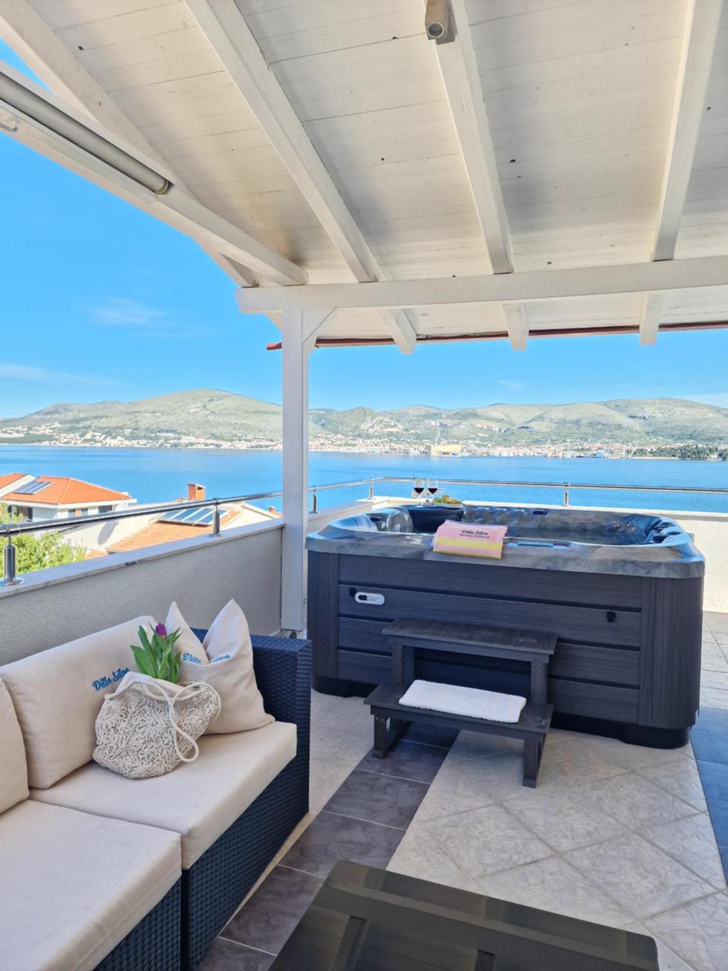 Apartments Silva With A View Of Sea โตรกีร์ ภายนอก รูปภาพ