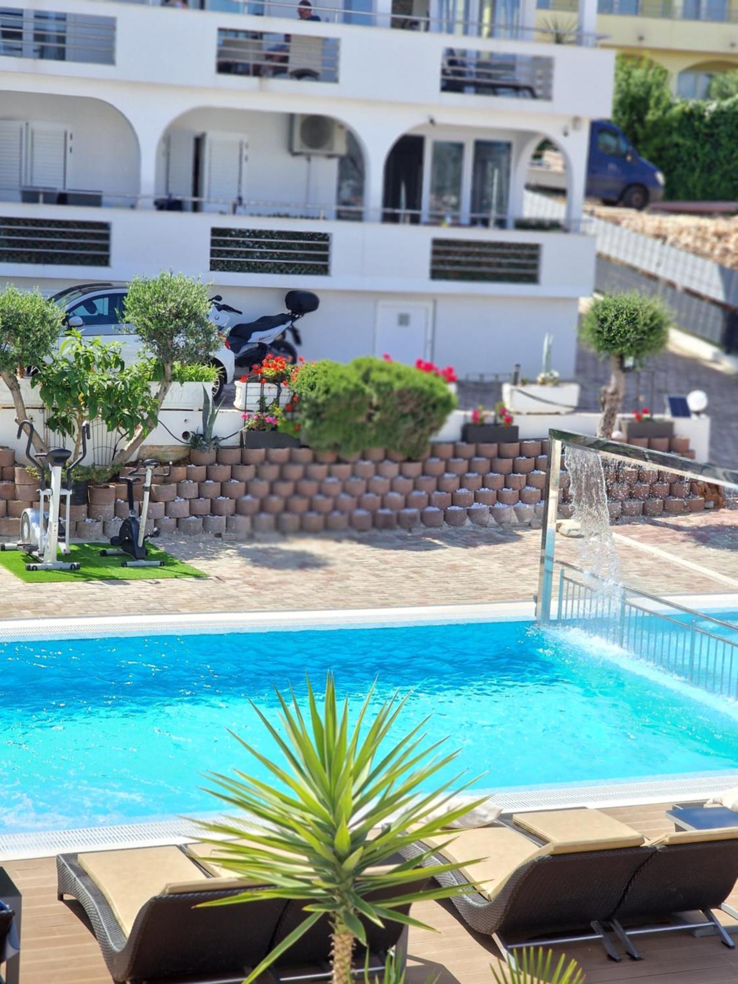 Apartments Silva With A View Of Sea โตรกีร์ ภายนอก รูปภาพ